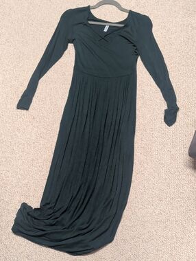 Long Sleeve Black Maxi Dress with Pleated Skirt and V-Neck Detail